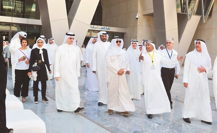 سمو رئيس الوزراء الشيخ جابر المبارك يستمع إلى شرح حول سير العمل بمدينة صباح السالم الجامعية﻿