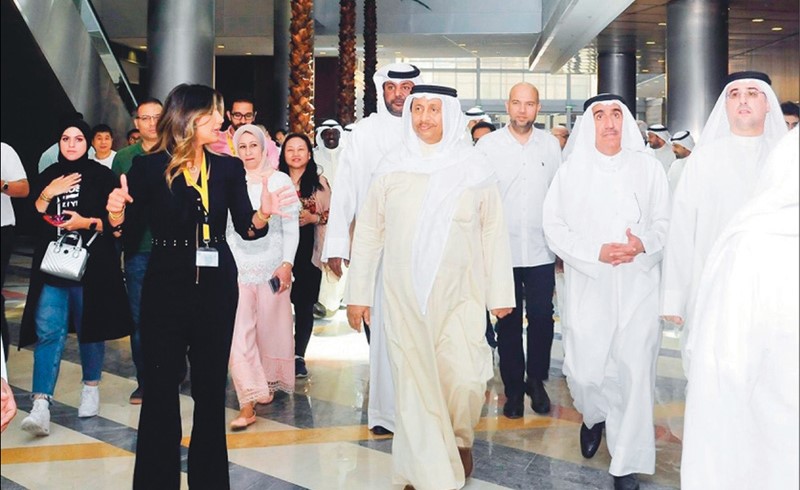 سمو رئيس الوزراء الشيخ جابر المبارك خلال زيارته إلى مبنى الحرم الجامعي الجديد في مدينة صباح السالم الجامعية