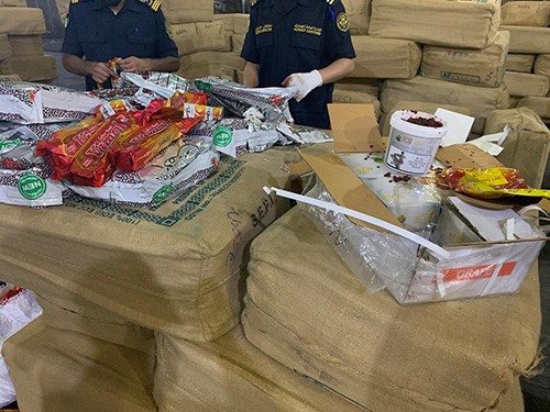 احباط تهريب أكثر من مليوني حبة تنباك وعلبة معسل في ميناء الشويخ