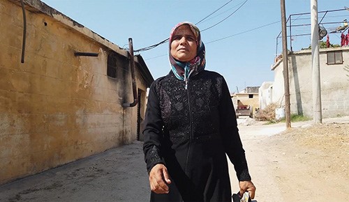 بالفيديو.. ممرضة سورية مهجرة تقدم خدماتها لمئات المصابين بالحدود التركية