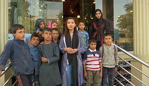 بالفيديو.. فنانة أفغانية مراهقة تغير حياة أطفال شوارع كابول بالموسيقى