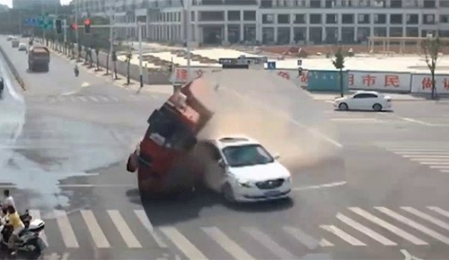 بالفيديو.. كيف هرب هذا السائق من شاحنة كادت تسحقه