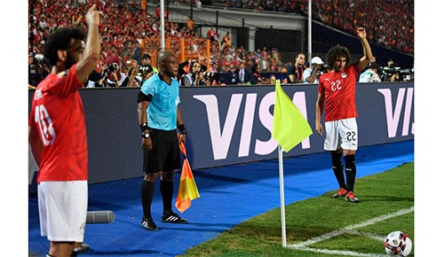 لماذا يرفع لاعب كرة القدم يديه عند تنفيذ الركلة الركنية؟