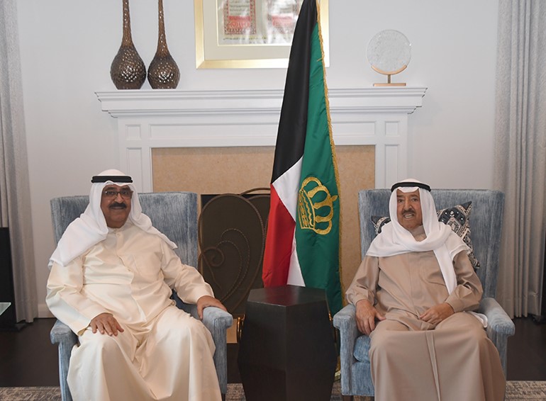  صاحب السمو الأمير الشيخ صباح الأحمد والشيخ مشعل الأحمد عقب خروج سموه من المستشفى مساء أمس 