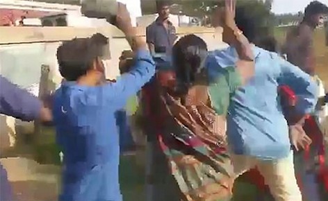 فيديو صادم .. شاهد ما فعلته زوجتان بزوج هندوسي قرر الزواج من ثالثة