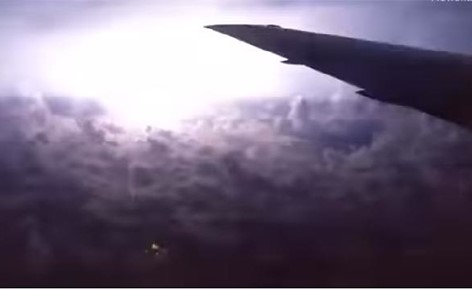 بالفيديو.. حين يندفع الضوء من بين الغيوم الكثيفة ... ركاب طائرة وسط الرعد والبرق