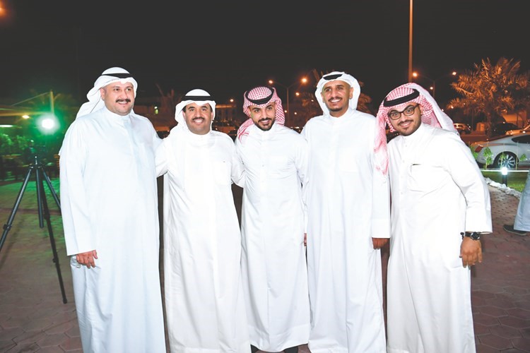 الشيخ دعيج الخليفة مع المهنئين بافتتاح ديوان الغانم في السلام﻿