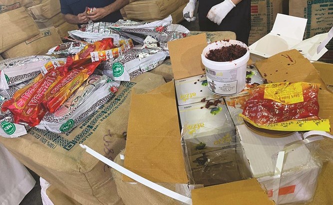 إحباط تهريب أكثر من مليوني حبة تنباك وعلبة معسل في ميناء الشويخ داخل حاويتين قادمتين من دولة خليجية