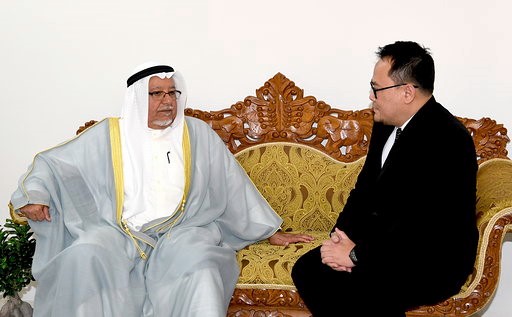 وزير شؤون الديوان الأميري الشيخ علي الجراح ينقل تعازي صاحب السمو بوفاة الرئيس السابق لإندونيسيا 