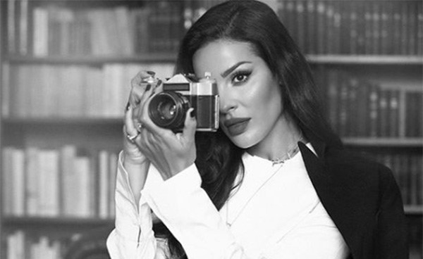 بالفيديو.. نادين نجيم كادت تقع على المسرح أثناء استلامها جائزة أفضل ممثلة عربية