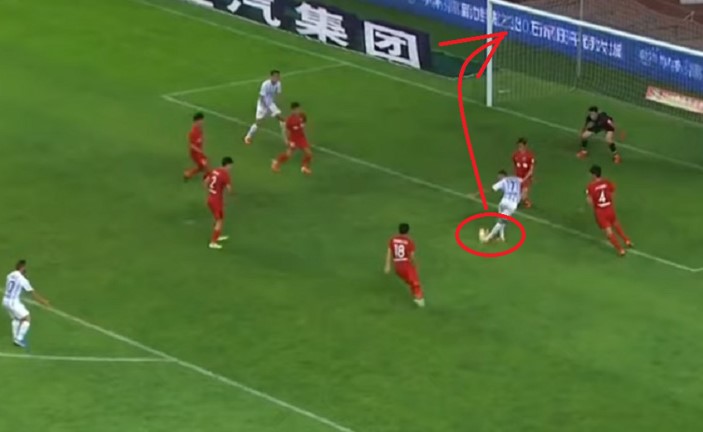 لاعب يسجل هدفا عالميا قاتلا على طريقة "رابونا"