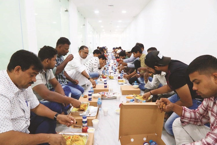 إفطار صائم لعدد من المهتدين﻿