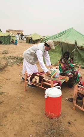 محمد الرشيدي يقدم إغاثات لبعض المتضررين من الفيضانات﻿