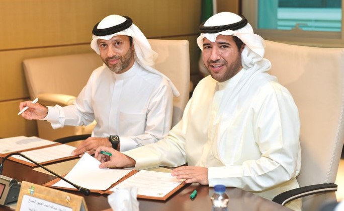 الشيخ عبدالله الأحمد ورائد جواد بوخمسين خلال توقيع المذكرة (متين غوزال)﻿