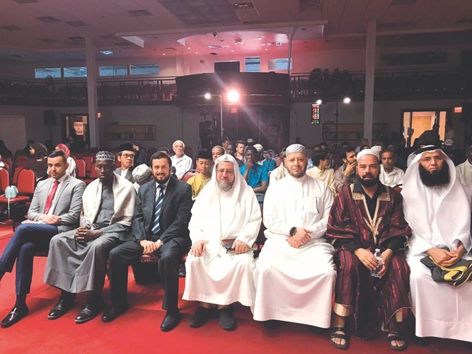 د.وليد الشعيب وعدد من الحضور خلال الحفل الختامي لمسابقة تورنتو الدولية للقرآن الكريم ﻿