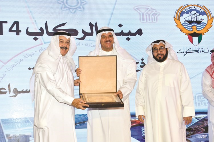 الشيخ سلمان الحمود مكرما يوسف الجاسم بحضور م.يوسف الفوزان(قاسم باشا)﻿
