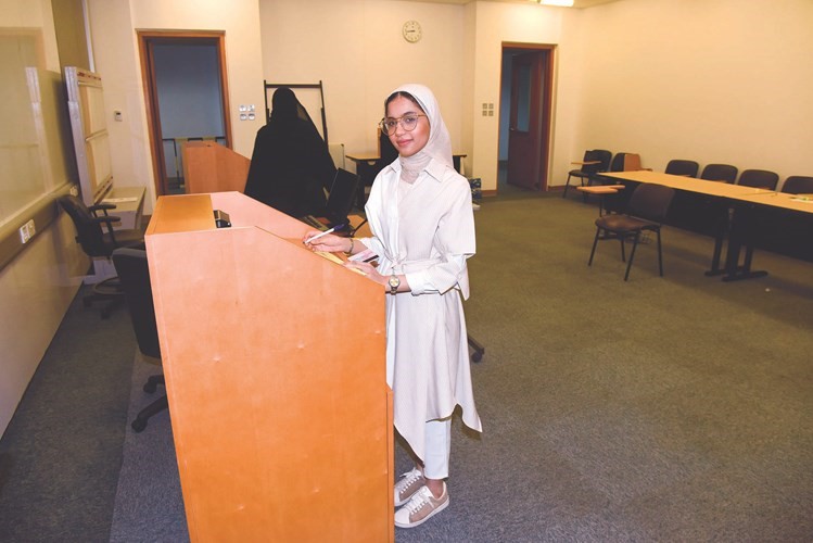 طالبة تدلي بصوتها في كلية الطب	(احمد علي)﻿