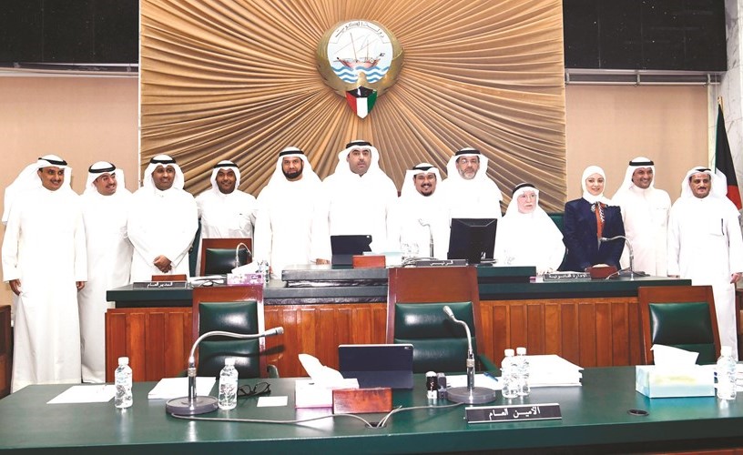 رئيس المجلس البلدي أسامة العتيبي معمجموعة من أعضاء المجلس ومدير عام البلدية وعدد من قياديي البلدية في صورة تذكارية قبيل بداية الجلسة﻿