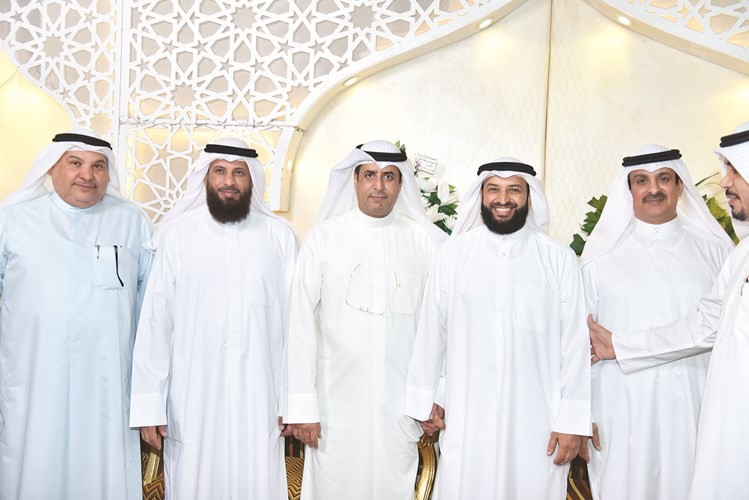 الزميل نايف المطوطح مهنئا عبدالله فهاد وشقيقيه ناصر وفرحان﻿