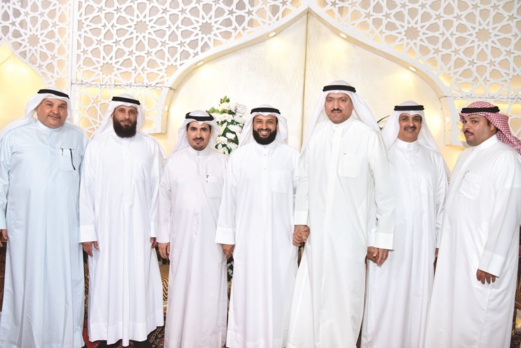 الزميل حسين الرمضان وندى المطيري يتوسطان عبدالله فهاد واخوانه﻿