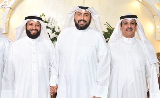 الشيخ د.باسل الصباح مباركا لعبدالله فهاد ويبدو شقيقه ناصر فهاد﻿