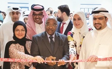 د.الخشتي ود.شعيب المرهون ود.بثينة المضف يفتتحون المعرض﻿