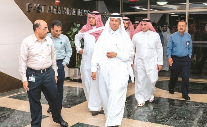صاحب السمو الملكي الأمير عبدالعزيز بن سلمان أثناء زيارته لمعامل أرامكو	(رويترز)﻿