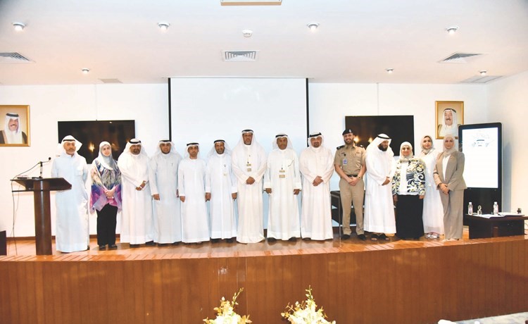 د.وليد الضبية وعبدالرحمن العون وجمال النصرالله وممثل السفارة الإماراتية والحضور في لقطة جماعية		(محمد هنداوي)﻿