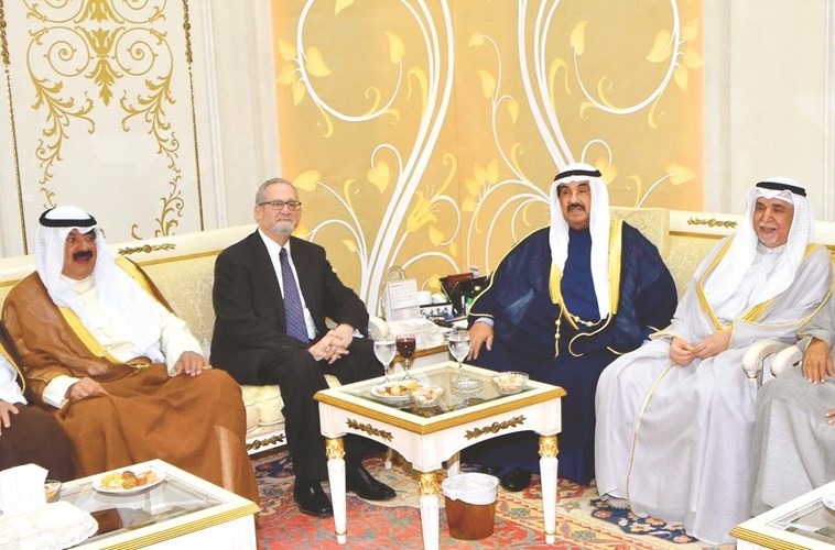 سمو الشيخ ناصر المحمد والسفير الأميركي يتوسطان المستشار اسماعيل الشطي وخالد الجارالله﻿