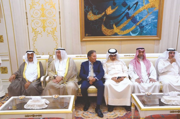جواد بوخمسين ومحمود بوشهري وعدد من الحضور﻿