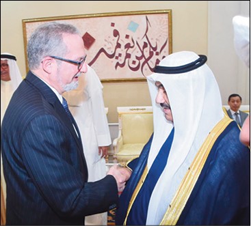 سمو الشيخ ناصر المحمد مستقبلا السفير الأميركي