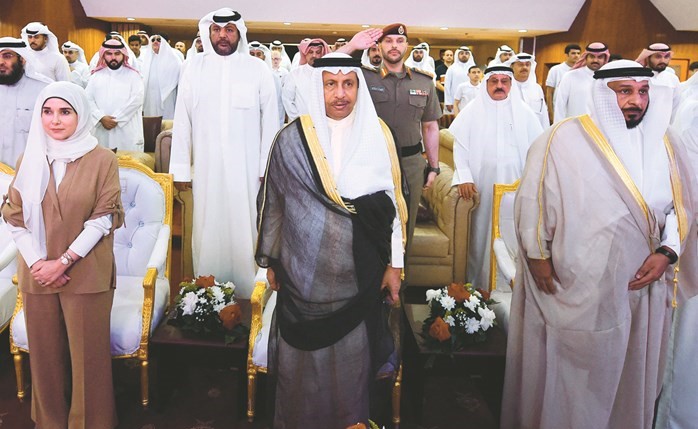 سمو رئيس الوزراء الشيخ جابر المبارك وسعد الخراز ود.جنان بوشهري خلال الافتتاح ﻿