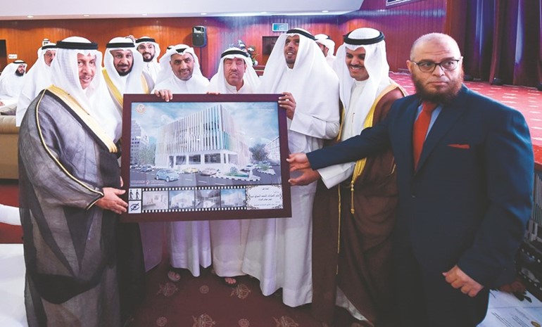 سمو الشيخ جابر المبارك يتسلم هدية تذكارية بالمناسبة ﻿