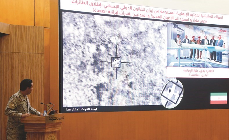 المتحدث باسم التحالف العقيد تركي المالكي يعرض صورة من الأقمار الصناعية لإحدى الطائرات المسيرة الحوثية التي تم اسقاطها في أجواء اليمن	(رويترز) ﻿