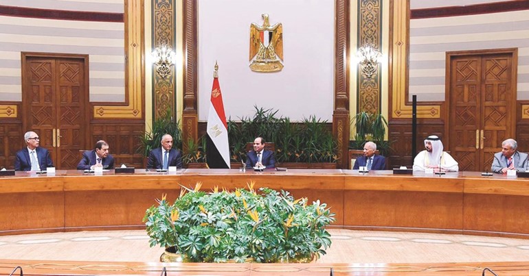 السيسي ومحافظ البنك المركزي المصري طارق عامر خلال اللقاء﻿