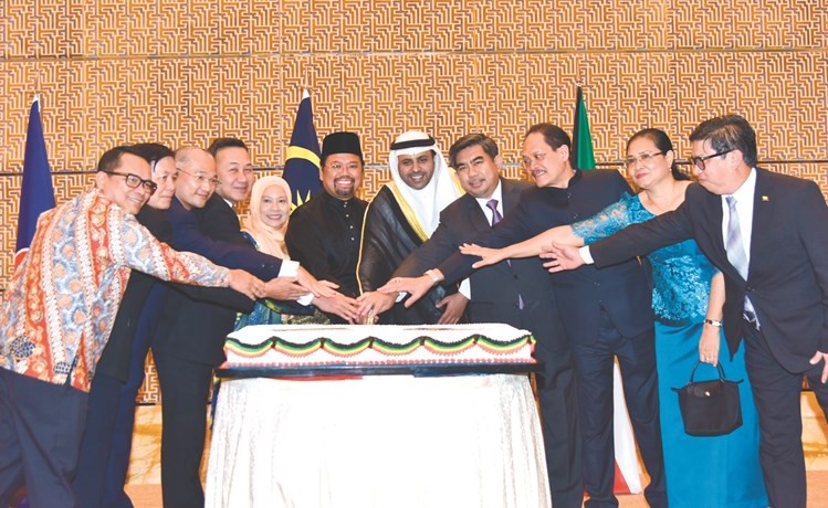 محمد الجبري يشارك سفير ماليزيا والحضور قطع كعكة الاحتفال (محمد هنداوي)﻿