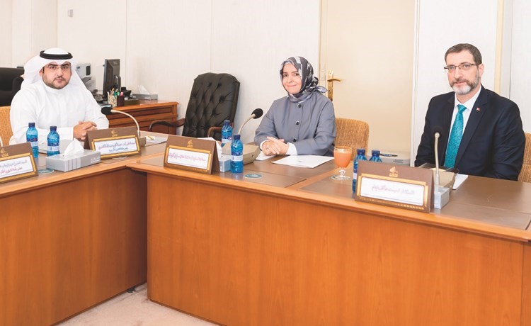 د.عبدالكريم الكندري خلال استقباله سفيرة تركيا عائشة كويتاك﻿