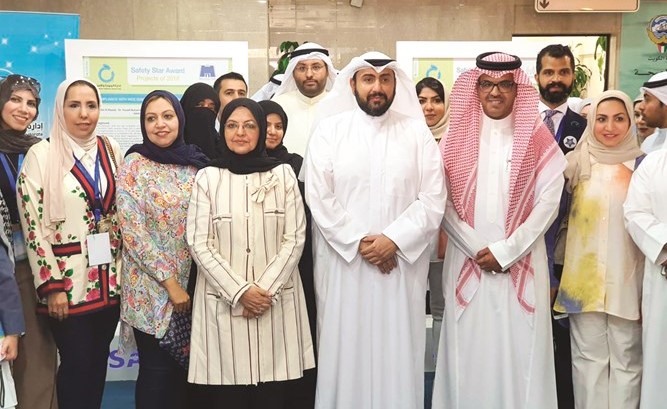 الشيخ د.باسل الصباح وعدد من حضور الاحتفال في لقطة جماعية﻿