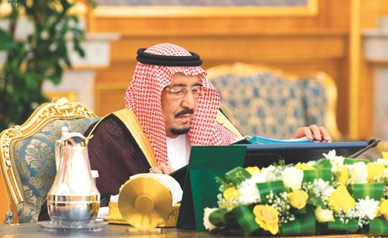 خادم الحرمين الشريفين الملك سلمان بن عبدالعزيز مترئسا جلسة مجلس الوزراء في جدة أمس	(واس) ﻿