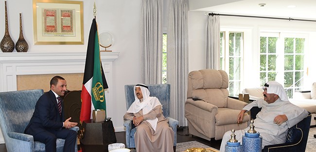 سمو الأمير يستقبل رئيس مجلس الأمة بمقر إقامة سموه بأمريكا