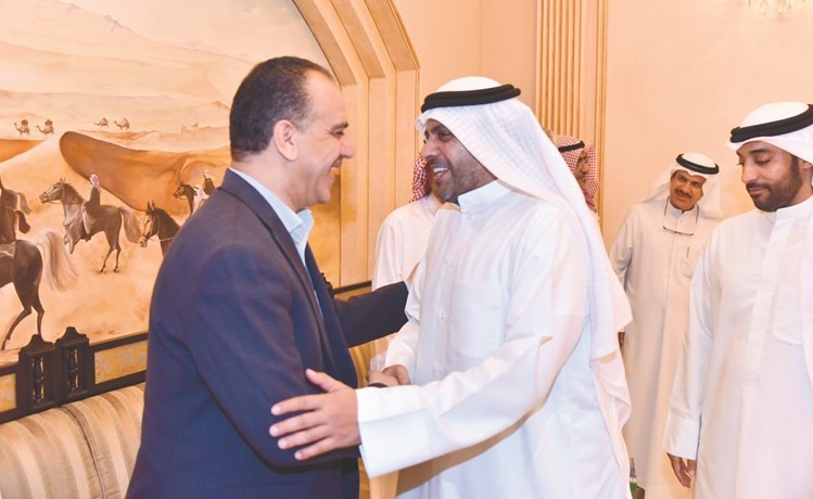الوزير محمد الجبري مصافحا الوزير م.إبراهيم الشحاحدة (محمد هنداوي)﻿