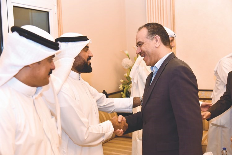 م.إبراهيم الشحاحدة مصافحا طلال فليطح﻿
