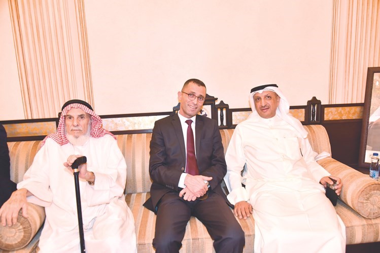 السفير جمال الغانم مع الحضور﻿
