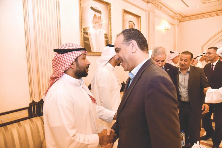 م.إبراهيم الشحاحدة مصافحا علي فليطح﻿