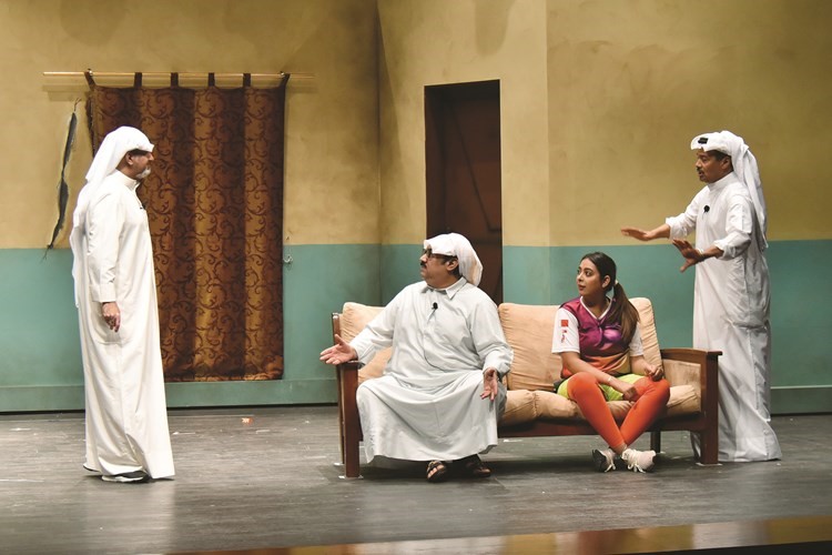 العجيرب مع عبدالرحمن العقل وشهاب حاجية وريم ارحمة في مسرحية دينار ونص 	(محمد هنداوي)﻿