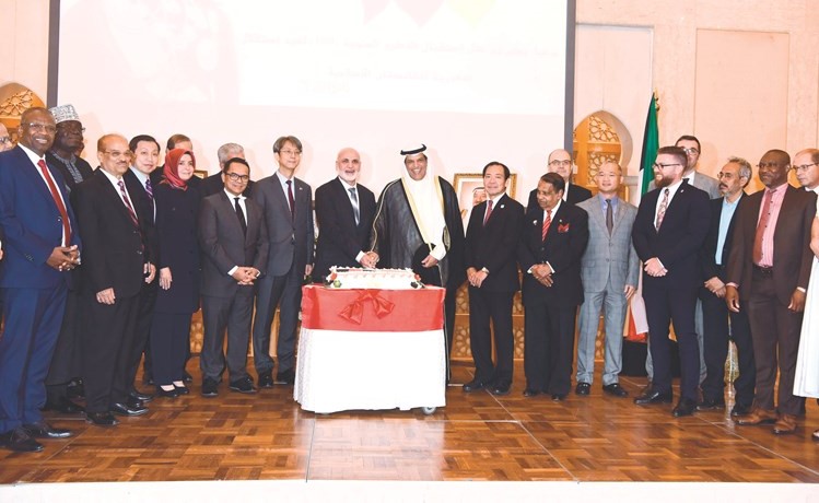 علي السعيد مشاركا السفير الأفغاني سيد جاويد هاشمي قطع كعكة الاحتفال بحضور عدد من السفراء 	(أحمد علي)﻿