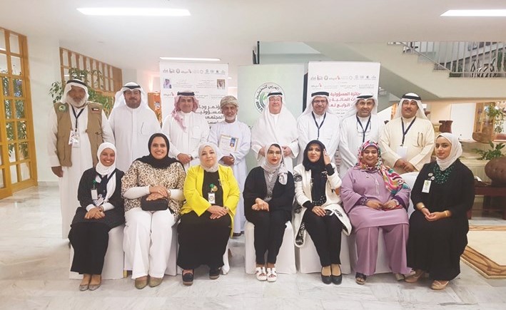 لقطة تذكارية لعدد من المشاركين على هامش المؤتمر ﻿