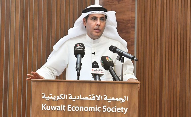 سلطان الجزاف متحدثا خلال الندوة(قاسم باشا) ﻿