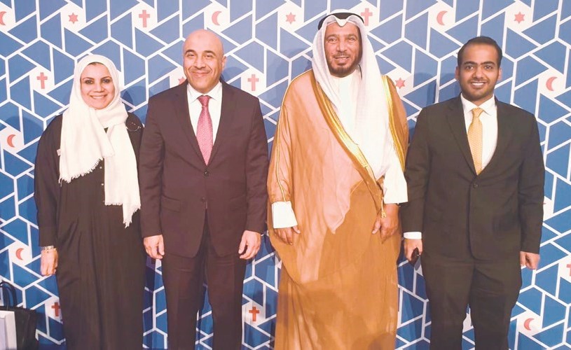 السفير سامي السليمان ود.عبدالله المعتوق خلال اللقاء﻿