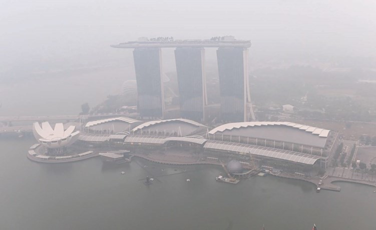 الدخان الناتج عن حرائق إندونيسيا خيم على أجواء سنغافورة ﻿